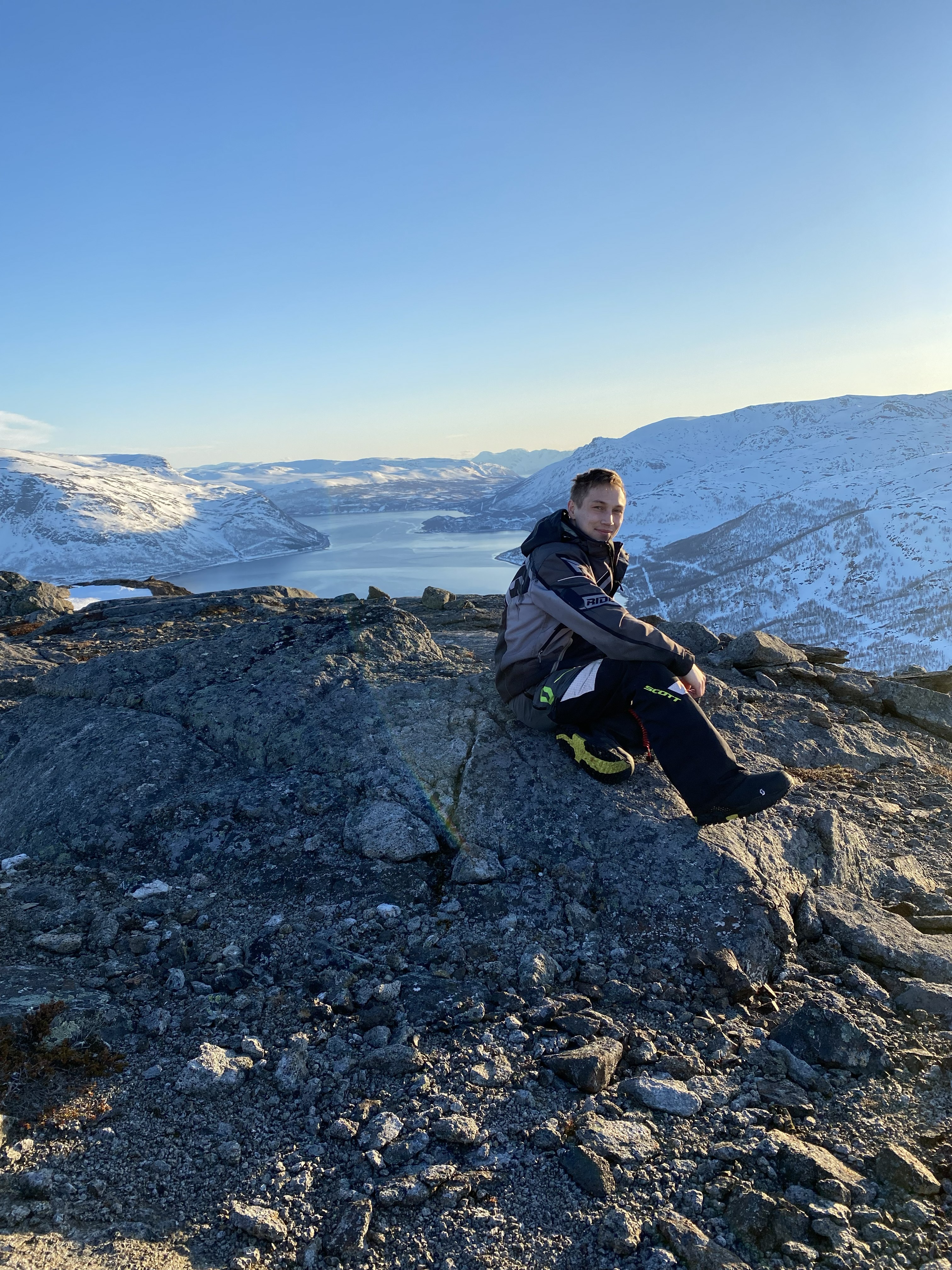 Henrik på fjelltopp